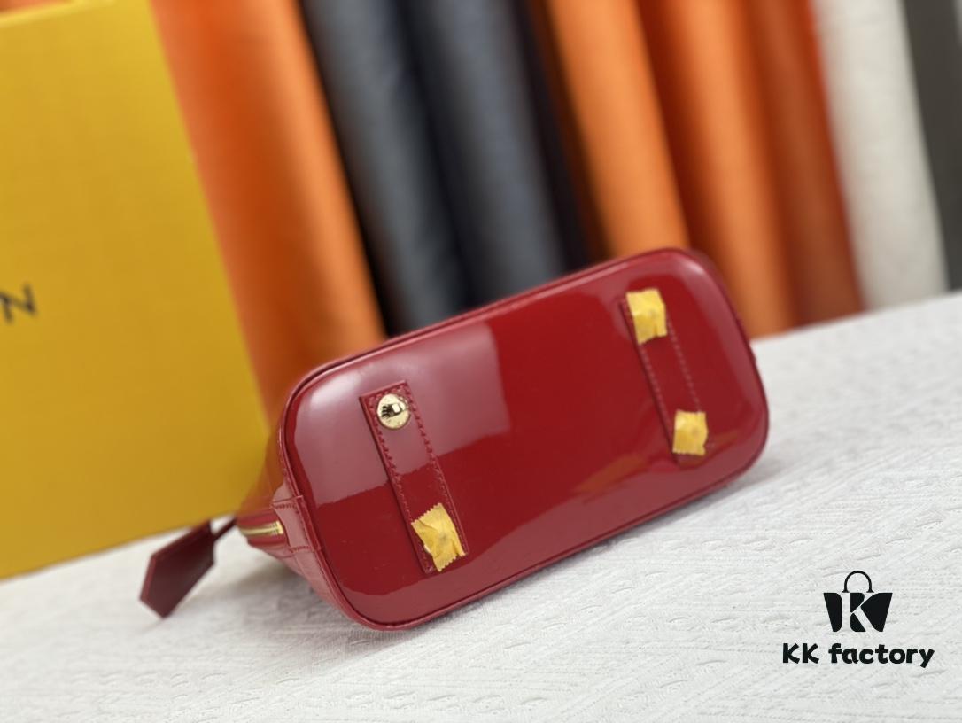 693086f66e68136f4d9a864c Authentic Exclusive Real Photo Background! M54395, M54785, 54786 This avant-garde and modern Tote Miroir shell bag crafted from smooth patent calf leather. Featuring an oversized LV monogram, bold silhouette lines, unique design pairing, and equipped with a detachable new-style shoulder strap! Size: Large 32.0×25.0×16.0cm, Small 25×17.5×11.5cm