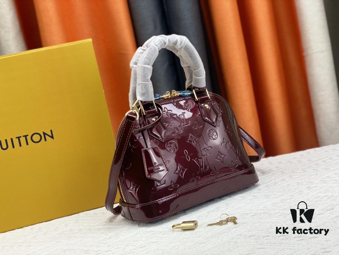 693086f86e68136f4d9a8650 Authentic Exclusive Real Photo Background! M54395, M54785, 54786 This avant-garde and modern Tote Miroir Clutch made from smooth patent calf leather. 💁🏻 Featuring an oversized LV monogram, bold silhouette lines, unique design details, and equipped with a detachable new-style shoulder strap!