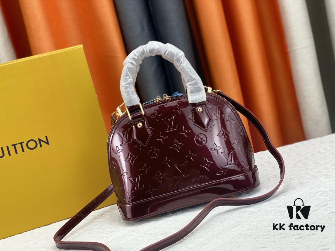 693086f96e68136f4d9a8651 Authentic Exclusive Real Photo Background! M54395, M54785, 54786 This avant-garde and modern Tote Miroir Clutch made from smooth patent calf leather. 💁🏻 Featuring an oversized LV monogram, bold silhouette lines, unique design details, and equipped with a detachable new-style shoulder strap!