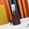 693086f96e68136f4d9a8652 Authentic Exclusive Real Photo Background! M54395, M54785, 54786 This avant-garde and modern Tote Miroir Clutch made from smooth patent calf leather. 💁🏻 Featuring an oversized LV monogram, bold silhouette lines, unique design details, and equipped with a detachable new-style shoulder strap!