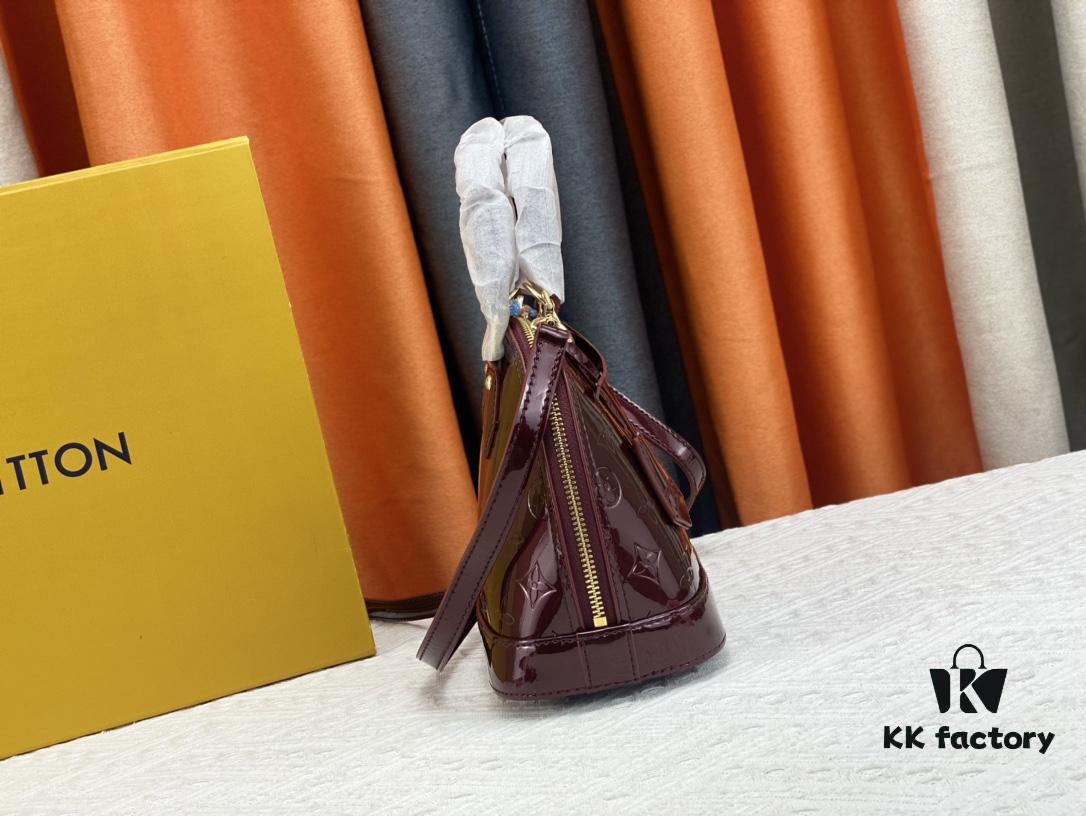 693086f96e68136f4d9a8652 Authentic Exclusive Real Photo Background! M54395, M54785, 54786 This avant-garde and modern Tote Miroir Clutch made from smooth patent calf leather. 💁🏻 Featuring an oversized LV monogram, bold silhouette lines, unique design details, and equipped with a detachable new-style shoulder strap!
