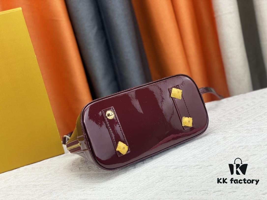 693086f96e68136f4d9a8653 Authentic Exclusive Real Photo Background! M54395, M54785, 54786 This avant-garde and modern Tote Miroir Clutch made from smooth patent calf leather. 💁🏻 Featuring an oversized LV monogram, bold silhouette lines, unique design details, and equipped with a detachable new-style shoulder strap!
