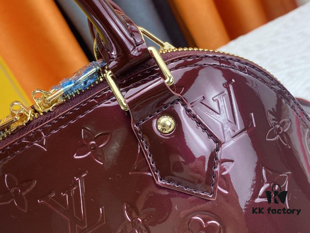 693086fa6e68136f4d9a8655 Authentic Exclusive Real Photo Background! M54395, M54785, 54786 This avant-garde and modern Tote Miroir Clutch made from smooth patent calf leather. 💁🏻 Featuring an oversized LV monogram, bold silhouette lines, unique design details, and equipped with a detachable new-style shoulder strap!