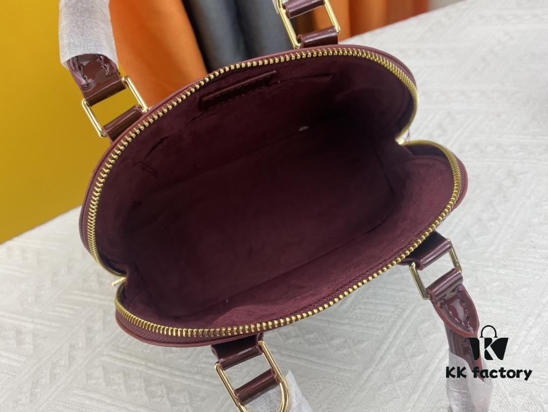 693086fa6e68136f4d9a8656 Authentic Exclusive Real Photo Background! M54395, M54785, 54786 This avant-garde and modern Tote Miroir Clutch made from smooth patent calf leather. 💁🏻 Featuring an oversized LV monogram, bold silhouette lines, unique design details, and equipped with a detachable new-style shoulder strap!