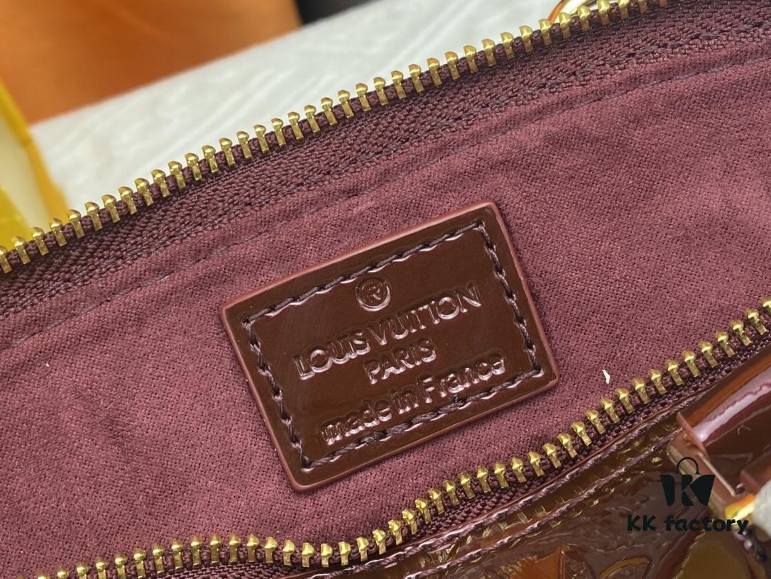 693086fb6e68136f4d9a8657 Authentic Exclusive Real Photo Background! M54395, M54785, 54786 This avant-garde and modern Tote Miroir Clutch made from smooth patent calf leather. 💁🏻 Featuring an oversized LV monogram, bold silhouette lines, unique design details, and equipped with a detachable new-style shoulder strap!