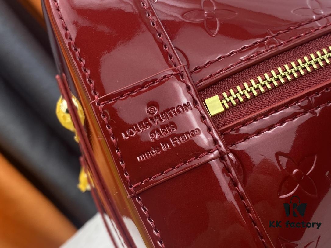 693086fd6e68136f4d9a865c Authentic Exclusive Real-Photo Background! M54395, M54785, 54786 This avant-garde and modern Tote Miroir Clutch made from smooth patent calf leather. Large LV letter print, bold silhouette lines, unique design pairing, comes with a detachable new-style shoulder strap!