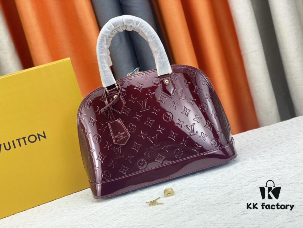 693086ff6e68136f4d9a8660 Authentic Exclusive Real Photo Background! M54395, M54785, 54786 This avant-garde and modern Tote Miroir Clutch Bag made from smooth patent calf leather. 💁🏻 Oversized LV letter print, bold silhouette lines, unique design pairing, comes with a detachable new-style shoulder strap! Size: Large 32.0×25.0×16.0cm, Small 25×17.5×11.5cm