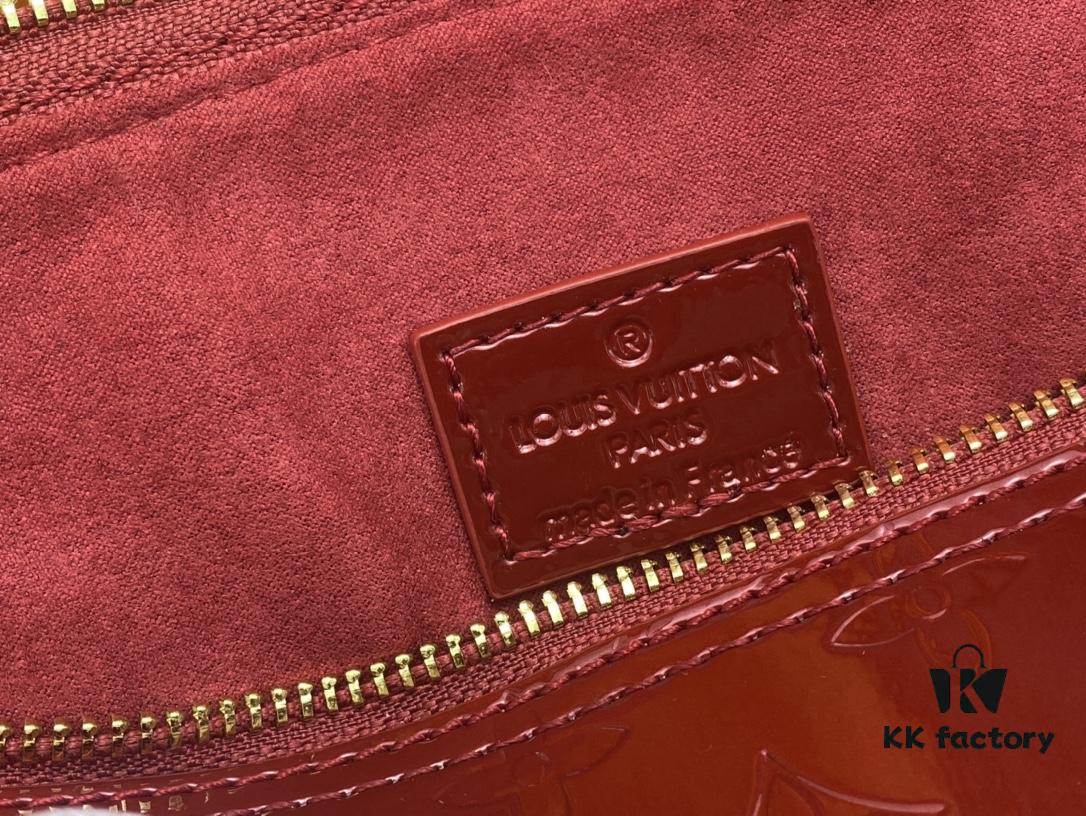 693087006e68136f4d9a8662 Authentic Exclusive Real-Photo Background! M54395, M54785, 54786 This avant-garde and modern Tote Miroir Clutch made from smooth patent calf leather. Large LV letter print, bold silhouette lines, unique design pairing, comes with a detachable new-style shoulder strap!