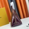 693087006e68136f4d9a8663 Authentic Exclusive Real Photo Background! M54395, M54785, 54786 This avant-garde and modern Tote Miroir Clutch Bag made from smooth patent calf leather. 💁🏻 Oversized LV letter print, bold silhouette lines, unique design pairing, comes with a detachable new-style shoulder strap! Size: Large 32.0×25.0×16.0cm, Small 25×17.5×11.5cm