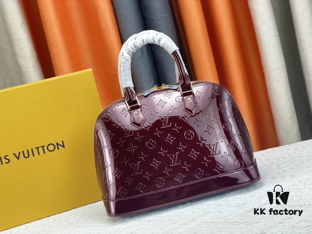 693087006e68136f4d9a8664 Authentic Exclusive Real Photo Background! M54395, M54785, 54786 This avant-garde and modern Tote Miroir Clutch Bag made from smooth patent calf leather. 💁🏻 Oversized LV letter print, bold silhouette lines, unique design pairing, comes with a detachable new-style shoulder strap! Size: Large 32.0×25.0×16.0cm, Small 25×17.5×11.5cm