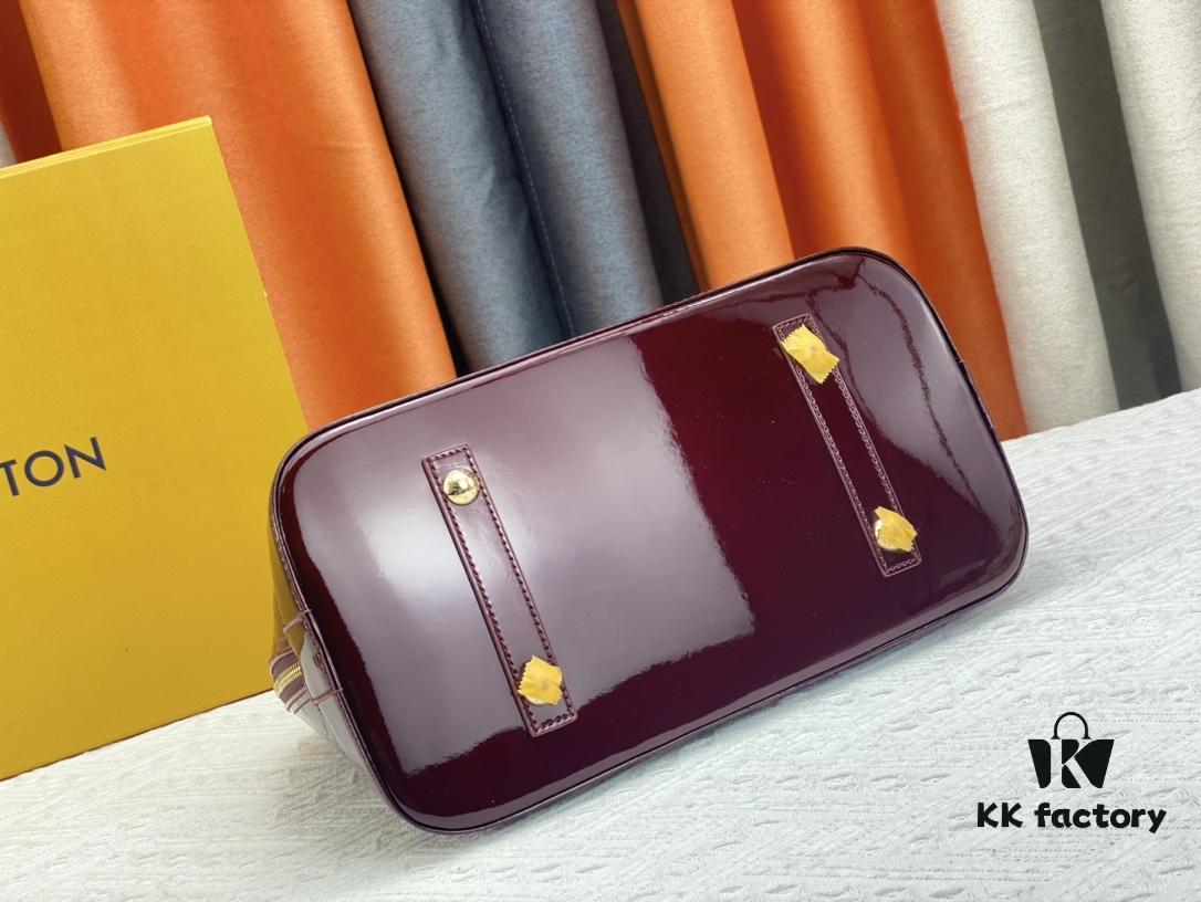 693087006e68136f4d9a8665 Authentic Exclusive Real Photo Background! M54395, M54785, 54786 This avant-garde and modern Tote Miroir Clutch Bag made from smooth patent calf leather. 💁🏻 Oversized LV letter print, bold silhouette lines, unique design pairing, comes with a detachable new-style shoulder strap! Size: Large 32.0×25.0×16.0cm, Small 25×17.5×11.5cm