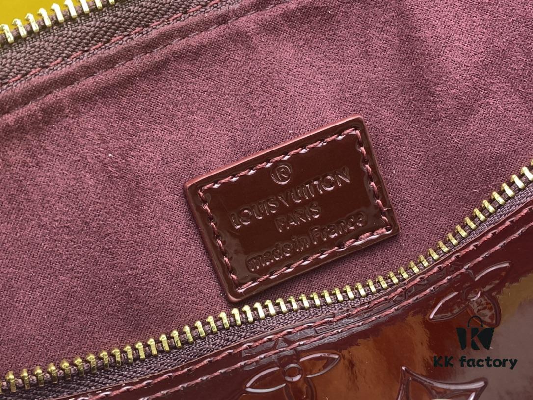 693087036e68136f4d9a8667 Authentic Exclusive Real Photo Background! M54395, M54785, 54786 This avant-garde and modern Tote Miroir Clutch Bag made from smooth patent calf leather. 💁🏻 Oversized LV letter print, bold silhouette lines, unique design pairing, comes with a detachable new-style shoulder strap! Size: Large 32.0×25.0×16.0cm, Small 25×17.5×11.5cm