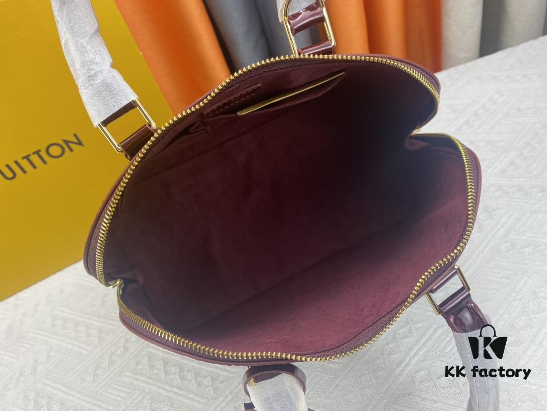 693087036e68136f4d9a8668 Authentic Exclusive Real Photo Background! M54395, M54785, 54786 This avant-garde and modern Tote Miroir Clutch Bag made from smooth patent calf leather. 💁🏻 Oversized LV letter print, bold silhouette lines, unique design pairing, comes with a detachable new-style shoulder strap! Size: Large 32.0×25.0×16.0cm, Small 25×17.5×11.5cm