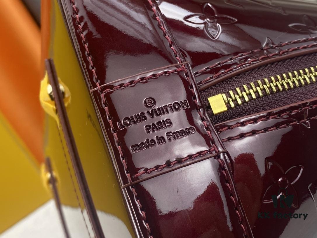 693087036e68136f4d9a8669 Authentic Exclusive Real Photo Background! M54395, M54785, 54786 This avant-garde and modern Tote Miroir Clutch Bag made from smooth patent calf leather. 💁🏻 Oversized LV letter print, bold silhouette lines, unique design pairing, comes with a detachable new-style shoulder strap! Size: Large 32.0×25.0×16.0cm, Small 25×17.5×11.5cm