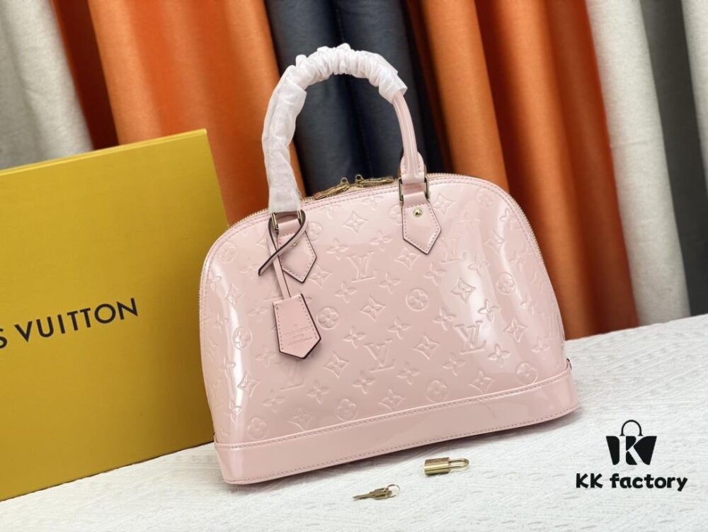 693087036e68136f4d9a866b Authentic Exclusive Photo Background! M54395, M54785, 54786 This avant-garde and modern Tote Miroir Clutch made from smooth patent calf leather. 💁🏻 Oversized LV letter print, bold silhouette lines, unique design pairing, features a detachable new-style shoulder strap!