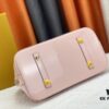 693087046e68136f4d9a866c Authentic Exclusive Photo Background! M54395, M54785, 54786 This avant-garde and modern Tote Miroir Clutch made from smooth patent calf leather. 💁🏻 Oversized LV letter print, bold silhouette lines, unique design pairing, features a detachable new-style shoulder strap!