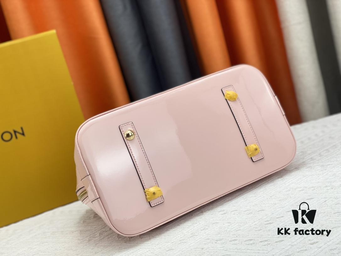 693087046e68136f4d9a866c Authentic Exclusive Photo Background! M54395, M54785, 54786 This avant-garde and modern Tote Miroir Clutch made from smooth patent calf leather. 💁🏻 Oversized LV letter print, bold silhouette lines, unique design pairing, features a detachable new-style shoulder strap!
