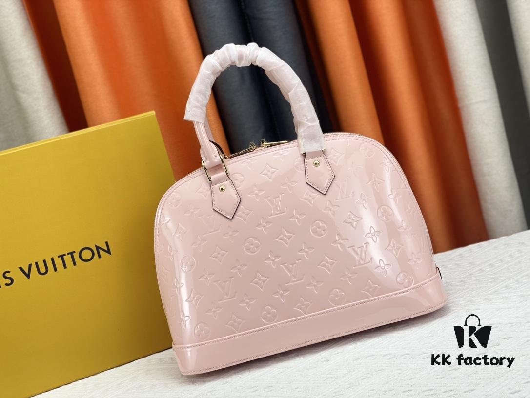 693087046e68136f4d9a866d Authentic Exclusive Photo Background! M54395, M54785, 54786 This avant-garde and modern Tote Miroir Clutch made from smooth patent calf leather. 💁🏻 Oversized LV letter print, bold silhouette lines, unique design pairing, features a detachable new-style shoulder strap!