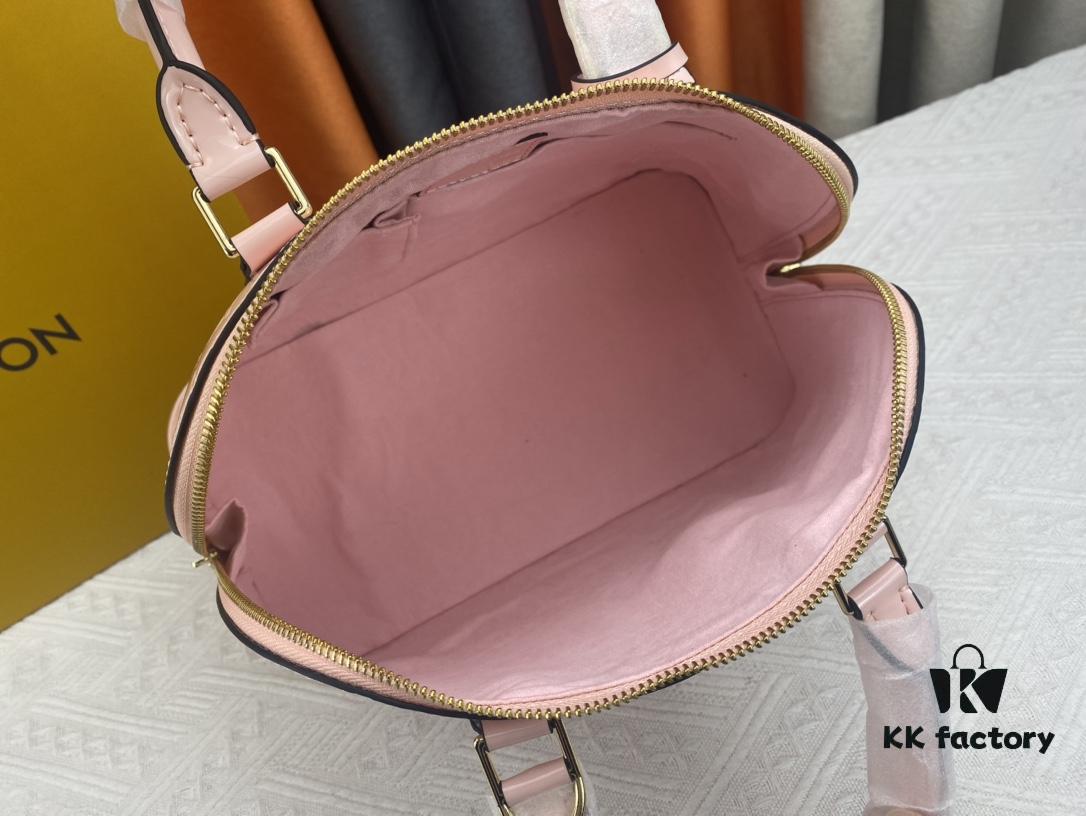 693087076e68136f4d9a8672 Authentic Exclusive Photo Background! M54395, M54785, 54786 This avant-garde and modern Tote Miroir Clutch made from smooth patent calf leather. 💁🏻 Oversized LV letter print, bold silhouette lines, unique design pairing, features a detachable new-style shoulder strap!