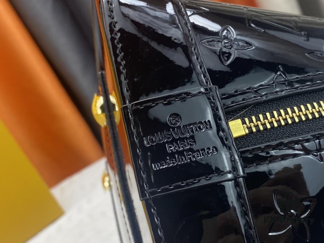 693087096e68136f4d9a8679 Authentic Exclusive Real-Shot Background! M54395, M54785, 54786 This avant-garde and modern Tote Miroir Clutch made from smooth patent calf leather. Featuring an oversized LV monogram, bold silhouette lines, and a distinctive design paired with a detachable new-style shoulder strap!