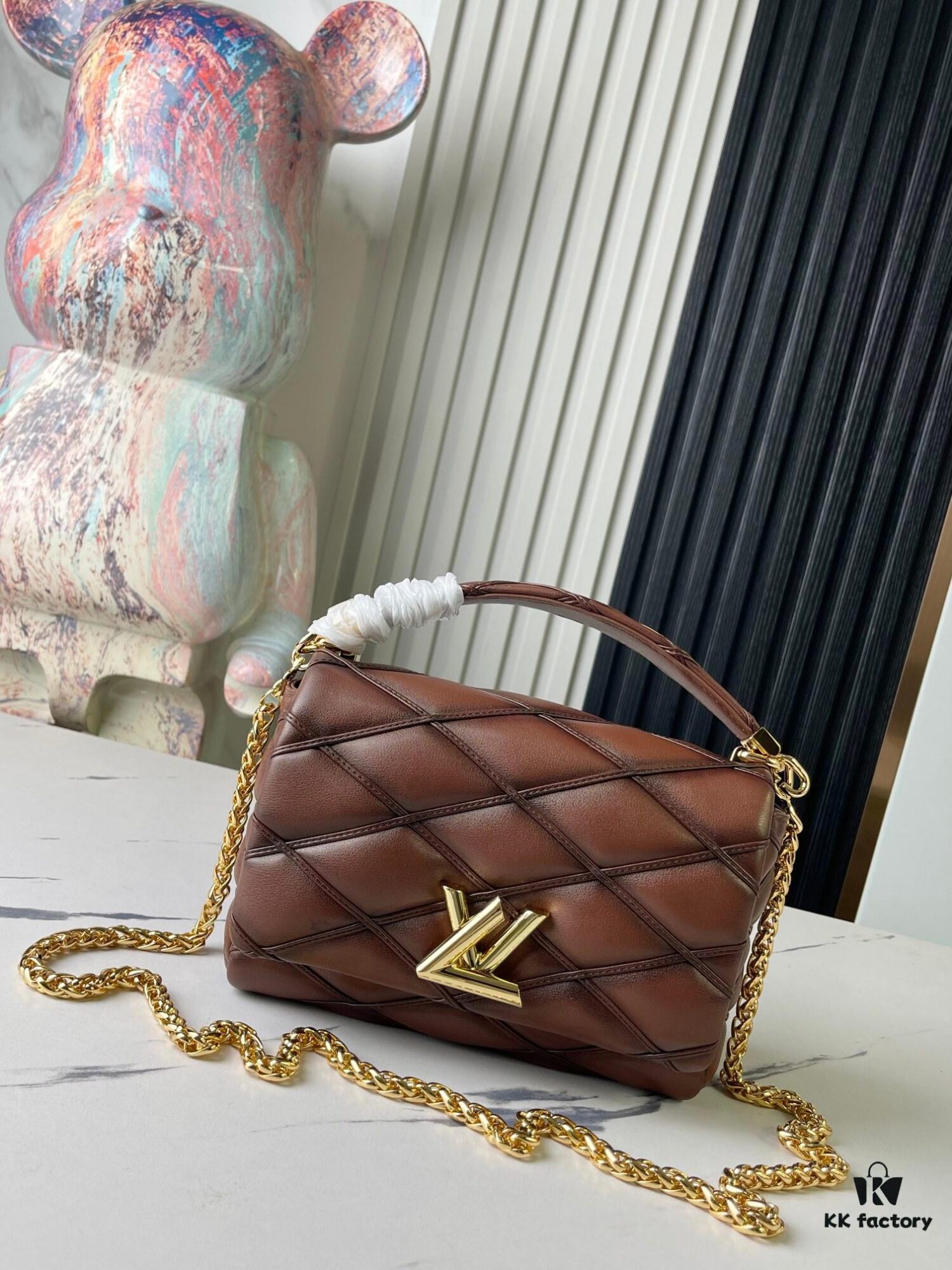 6930875e6e68136f4d9a870d GO-14 Medium Caramel-Colored Bag M22890 from the Full-Grain Quilted Chain Bag Series
