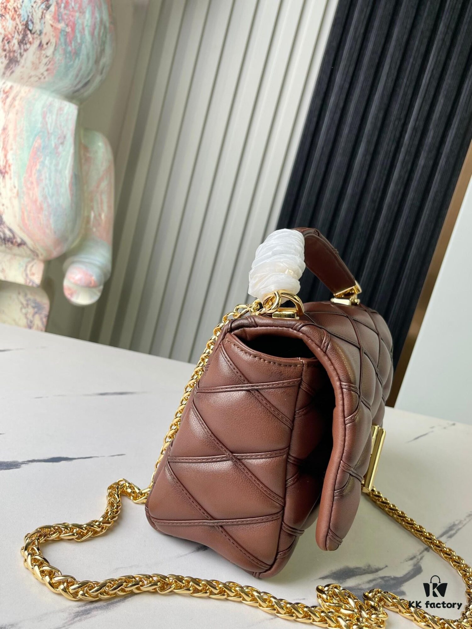 6930875f6e68136f4d9a870e GO-14 Medium Caramel-Colored Bag M22890 from the Full-Grain Quilted Chain Bag Series