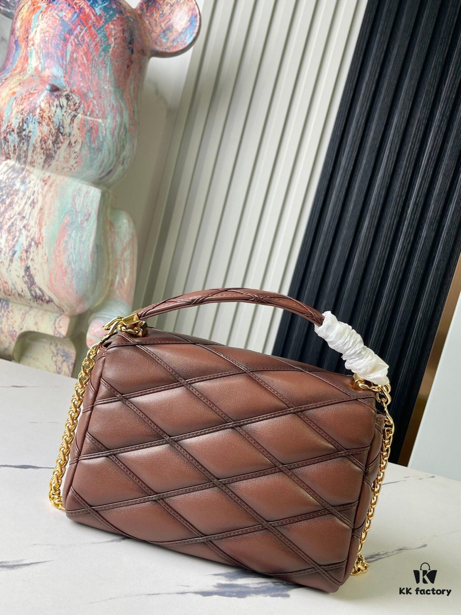 693087616e68136f4d9a870f GO-14 Medium Caramel-Colored Bag M22890 from the Full-Grain Quilted Chain Bag Series