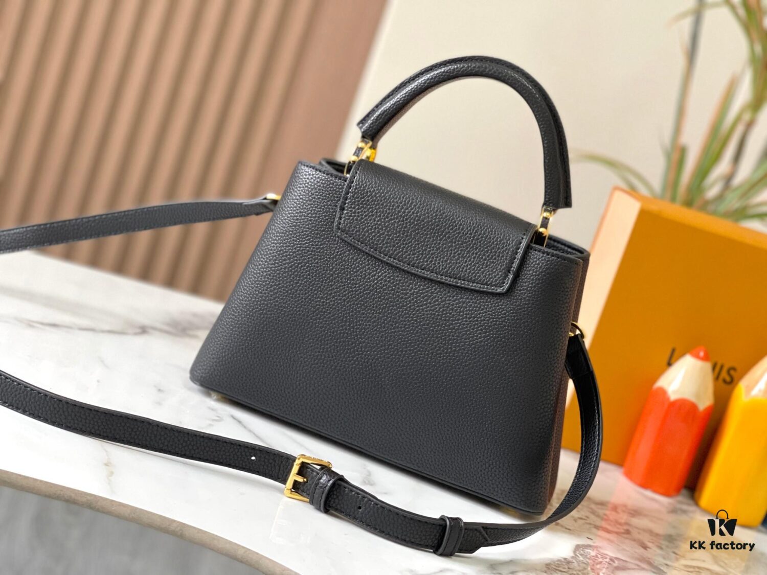 693087996e68136f4d9a876f Upgraded M23951 Black Capucines Medium Handbag