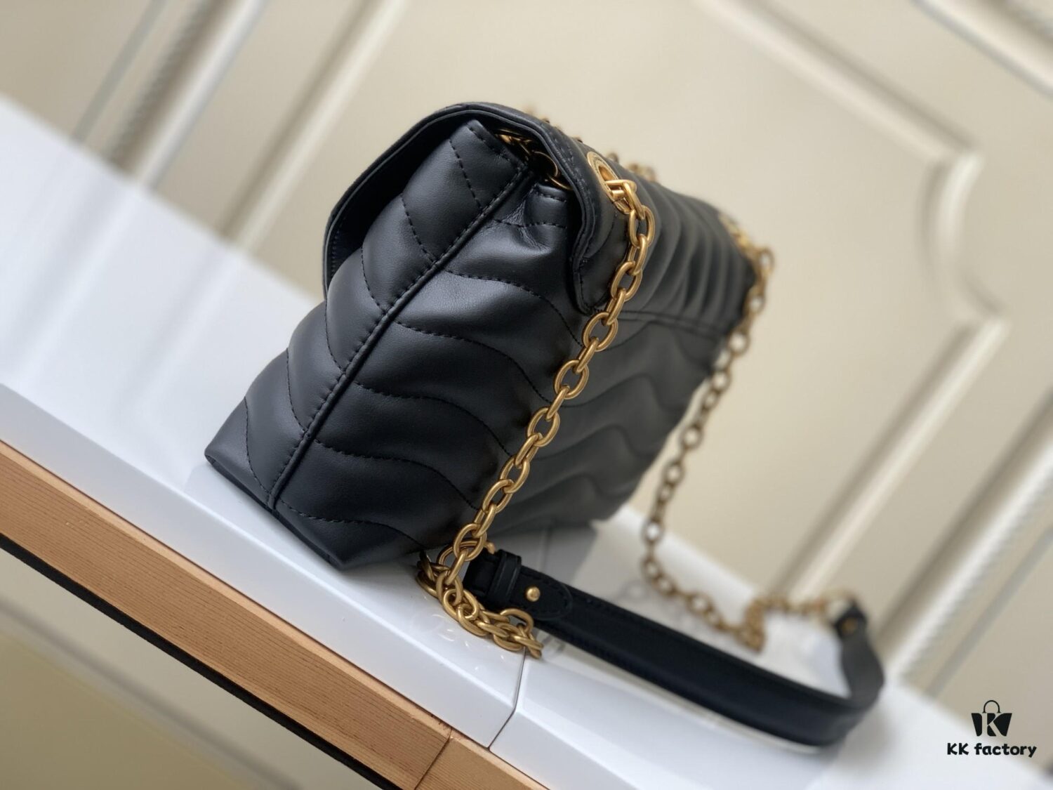 693088116e68136f4d9a8879 LV NEW WAVE Chain Bag V-Quilted Handbag 58552 Black 58552 Apricot Yellow 58549 White 58550 Coffee 58664 Green 58553 Rose Red