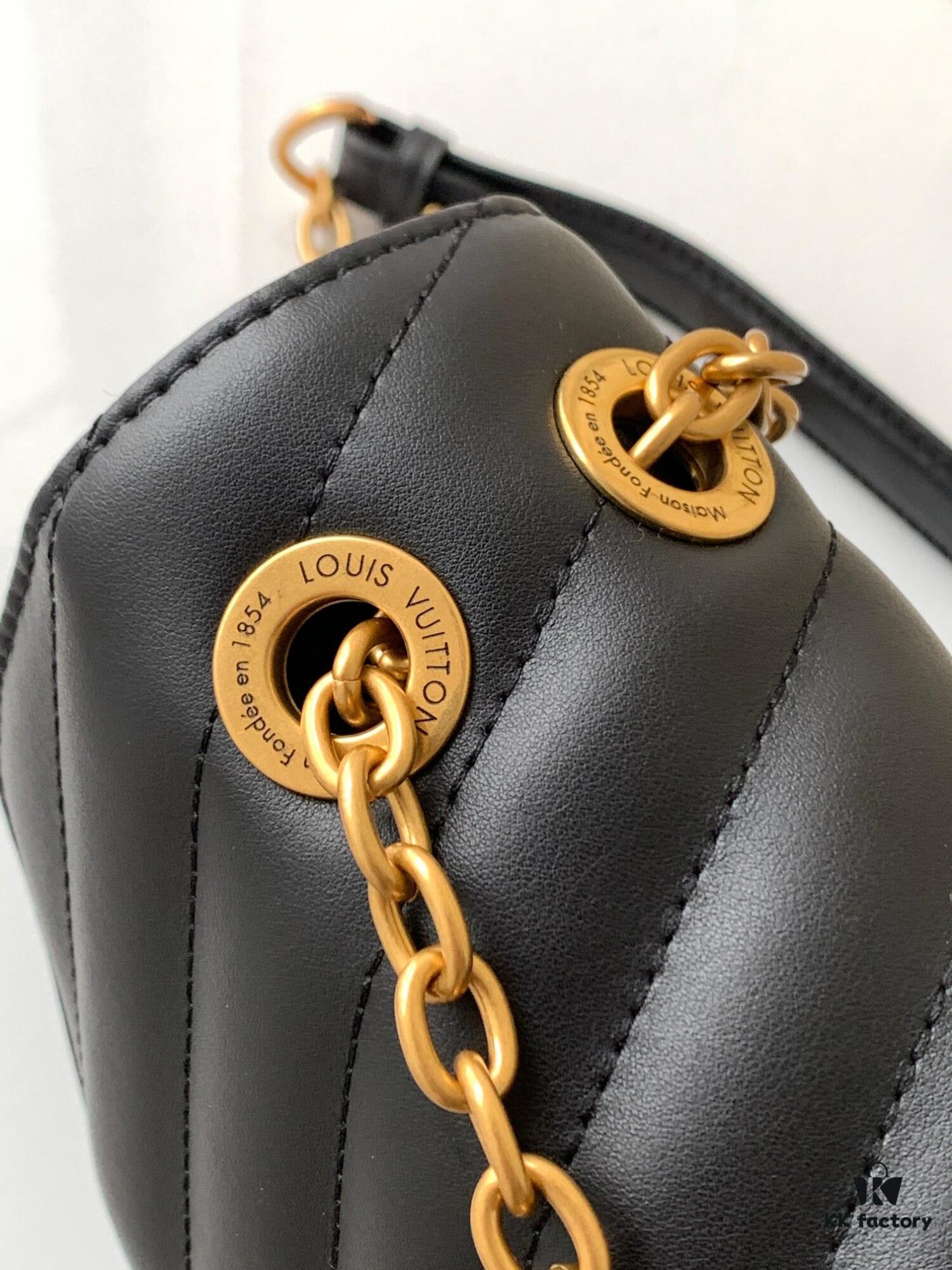 693088126e68136f4d9a887e LV NEW WAVE Chain Bag V-Quilted Handbag 58552 Black 58552 Apricot Yellow 58549 White 58550 Coffee 58664 Green 58553 Rose Red