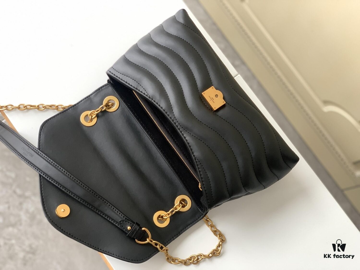 693088126e68136f4d9a887f LV NEW WAVE Chain Bag V-Quilted Handbag 58552 Black 58552 Apricot Yellow 58549 White 58550 Coffee 58664 Green 58553 Rose Red