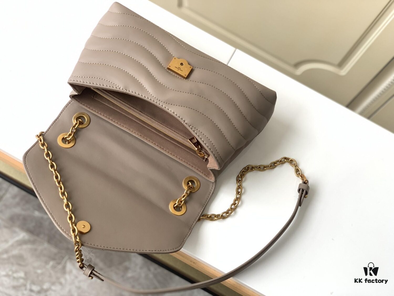 693088176e68136f4d9a8886 LV NEW WAVE Coffee Chain Bag with V-Quilting 58550
