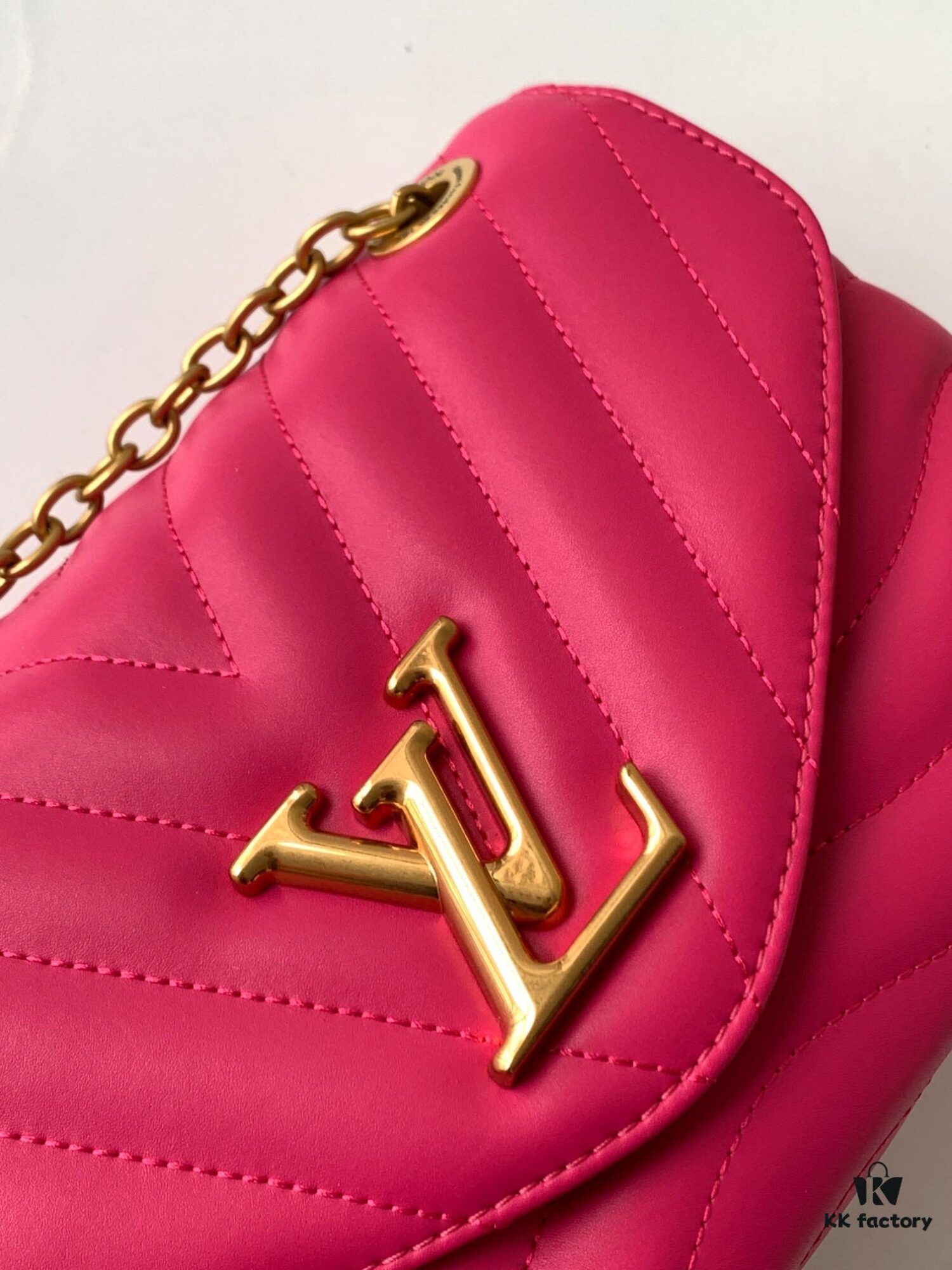 6930881c6e68136f4d9a888d Haiyuan Original M58553 Rose Red LV New Wave Chain Bag with V-Shaped Quilting