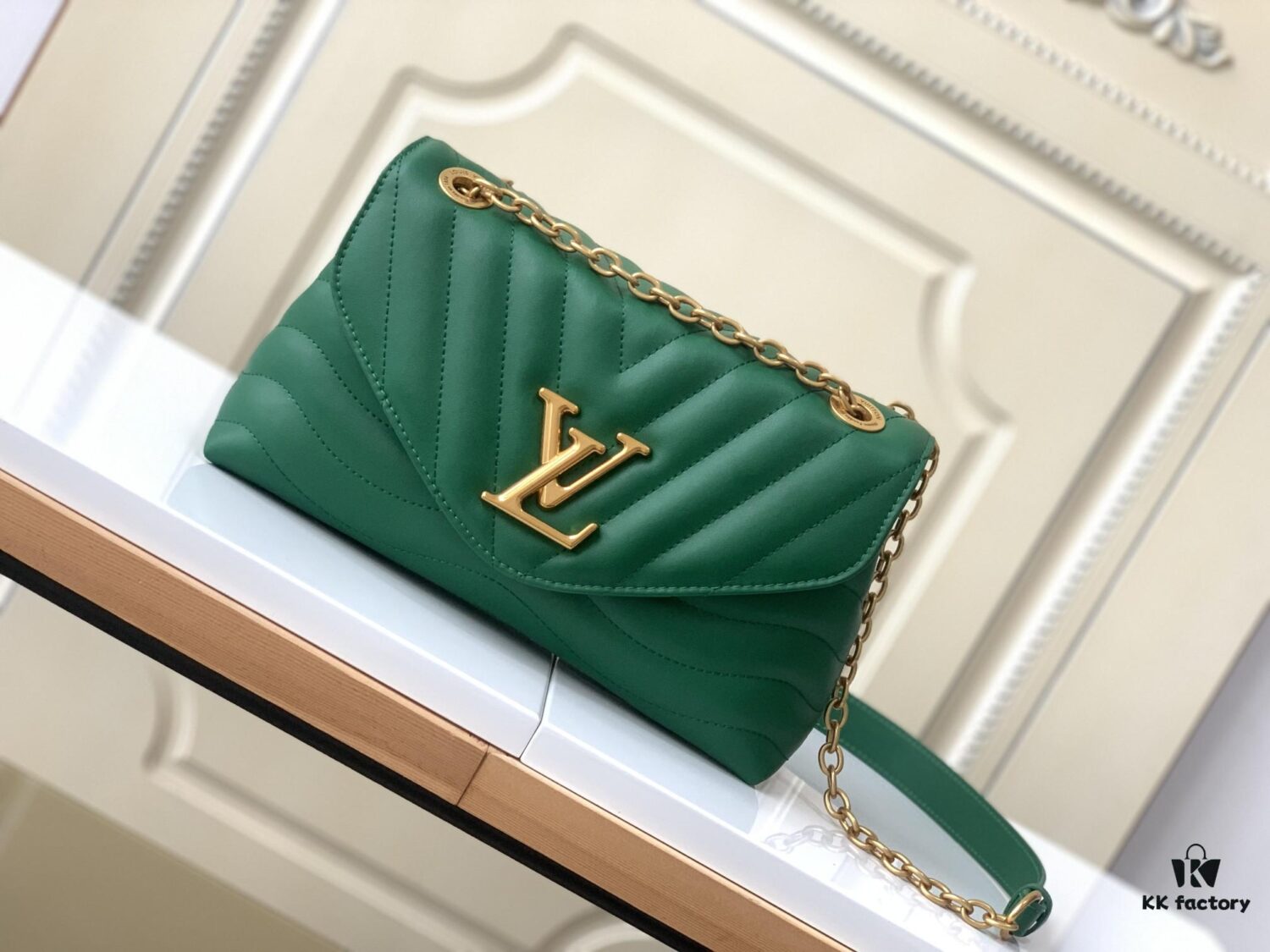 693088246e68136f4d9a889c LV NEW WAVE Chain Bag V-Quilting Handbag M58664 Green 58552 Black 58552 Apricot Yellow 58549 White 58550 Coffee 58664 Green 58553 Rose Red