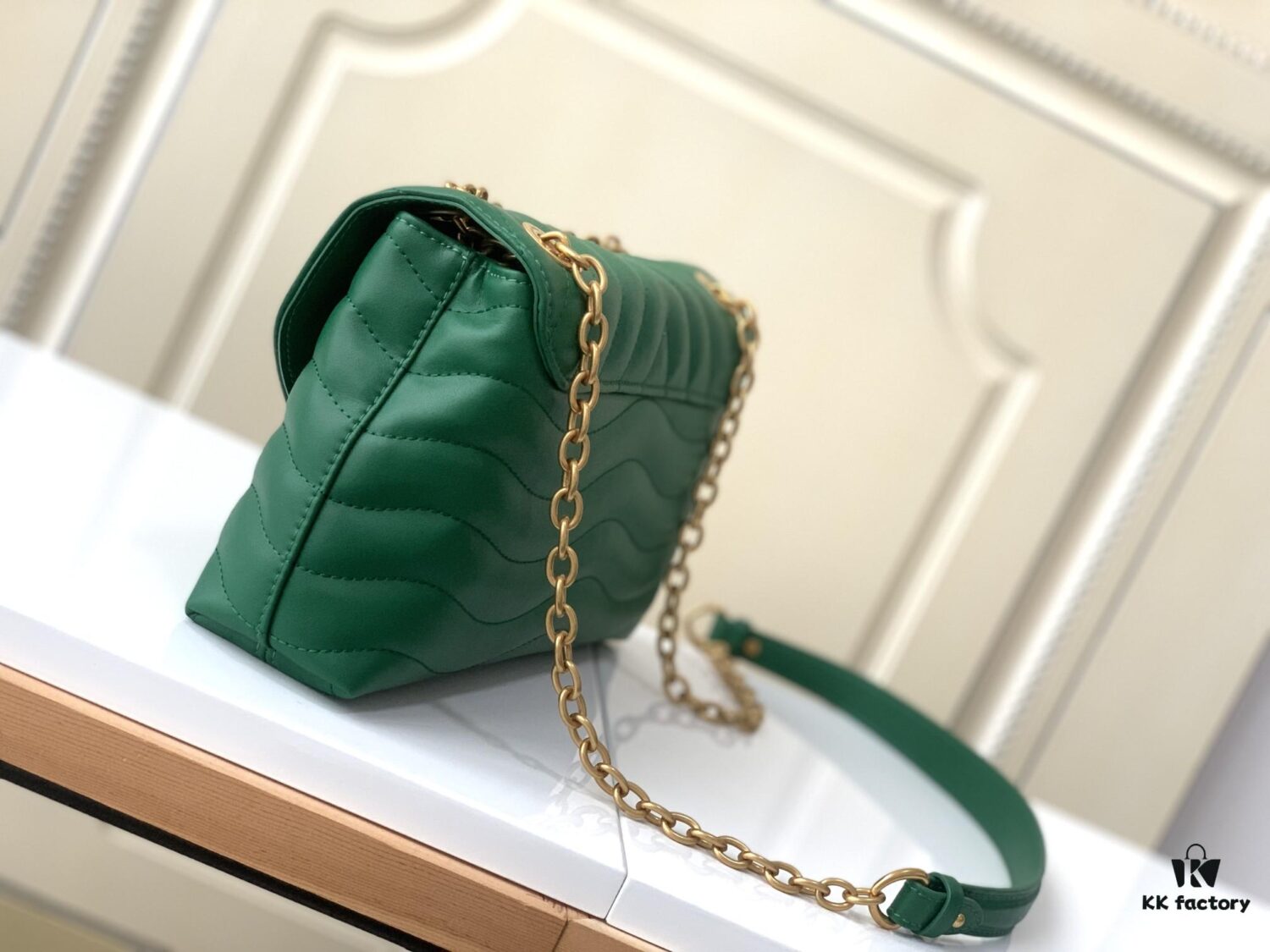 693088246e68136f4d9a889e LV NEW WAVE Chain Bag V-Quilting Handbag M58664 Green 58552 Black 58552 Apricot Yellow 58549 White 58550 Coffee 58664 Green 58553 Rose Red