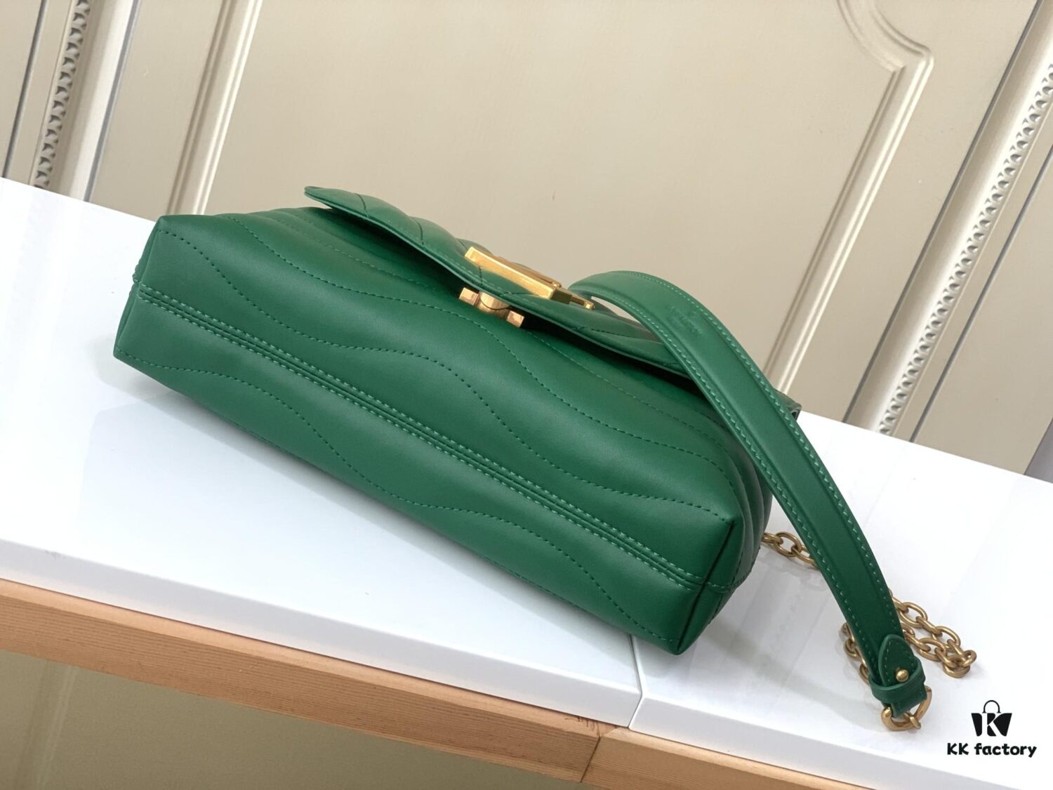 693088256e68136f4d9a889f LV NEW WAVE Chain Bag V-Quilting Handbag M58664 Green 58552 Black 58552 Apricot Yellow 58549 White 58550 Coffee 58664 Green 58553 Rose Red