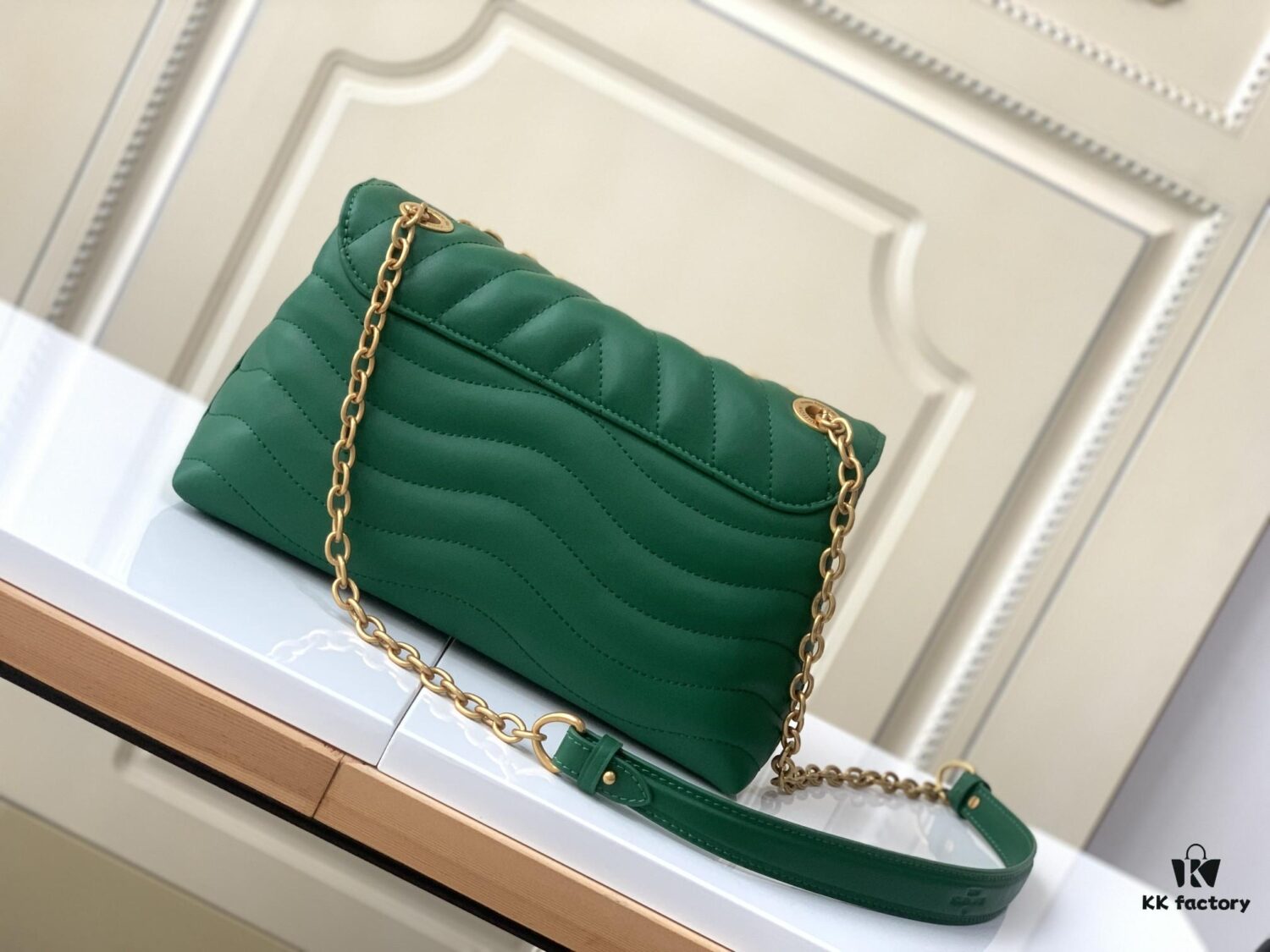 693088256e68136f4d9a88a0 LV NEW WAVE Chain Bag V-Quilting Handbag M58664 Green 58552 Black 58552 Apricot Yellow 58549 White 58550 Coffee 58664 Green 58553 Rose Red