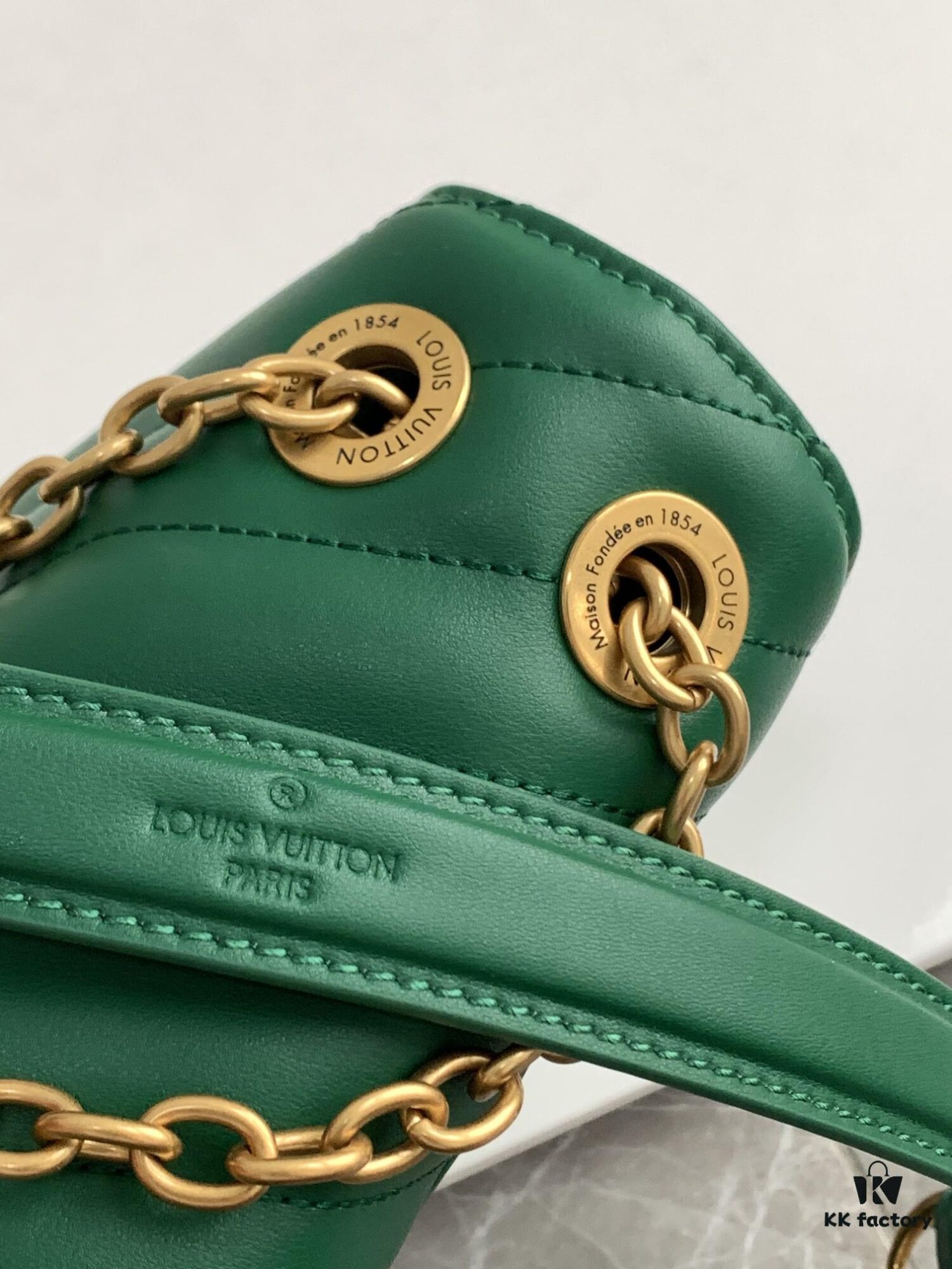 693088276e68136f4d9a88a2 LV NEW WAVE Chain Bag V-Quilting Handbag M58664 Green 58552 Black 58552 Apricot Yellow 58549 White 58550 Coffee 58664 Green 58553 Rose Red