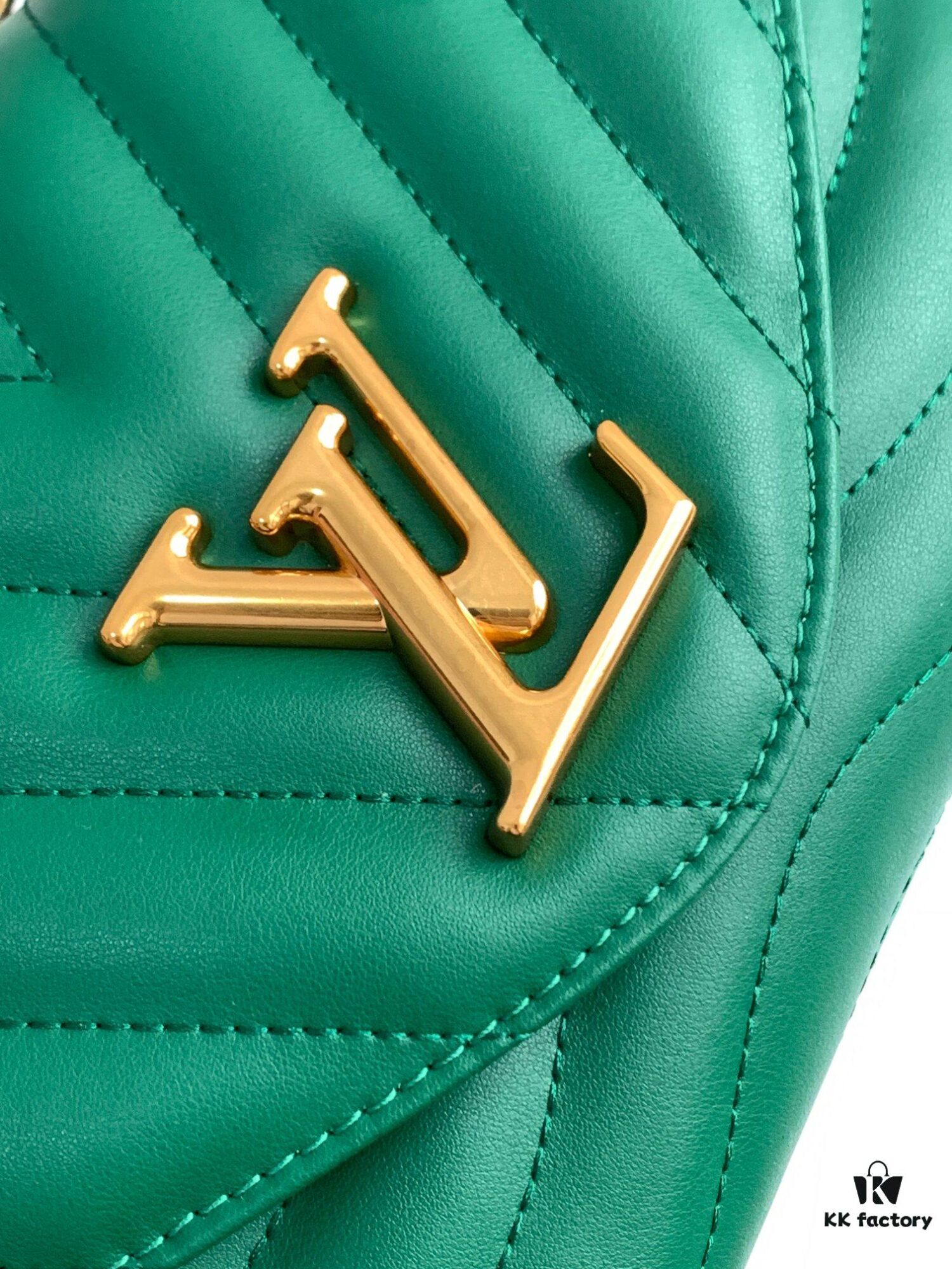 693088286e68136f4d9a88a3 LV NEW WAVE Chain Bag V-Quilting Handbag M58664 Green 58552 Black 58552 Apricot Yellow 58549 White 58550 Coffee 58664 Green 58553 Rose Red