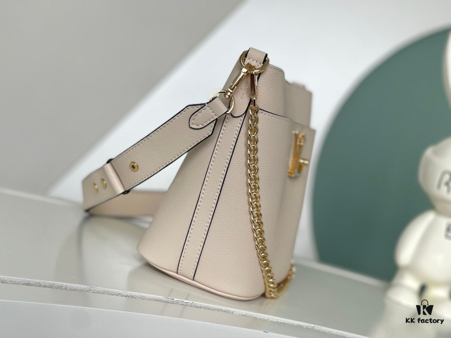 693088296e68136f4d9a88a4 Haivan Official Solo Real Shot Full Leather Bucket Bag Chain Bag Series Lock and Walk Handbag M24006 Black M24638 White M24165 Brown