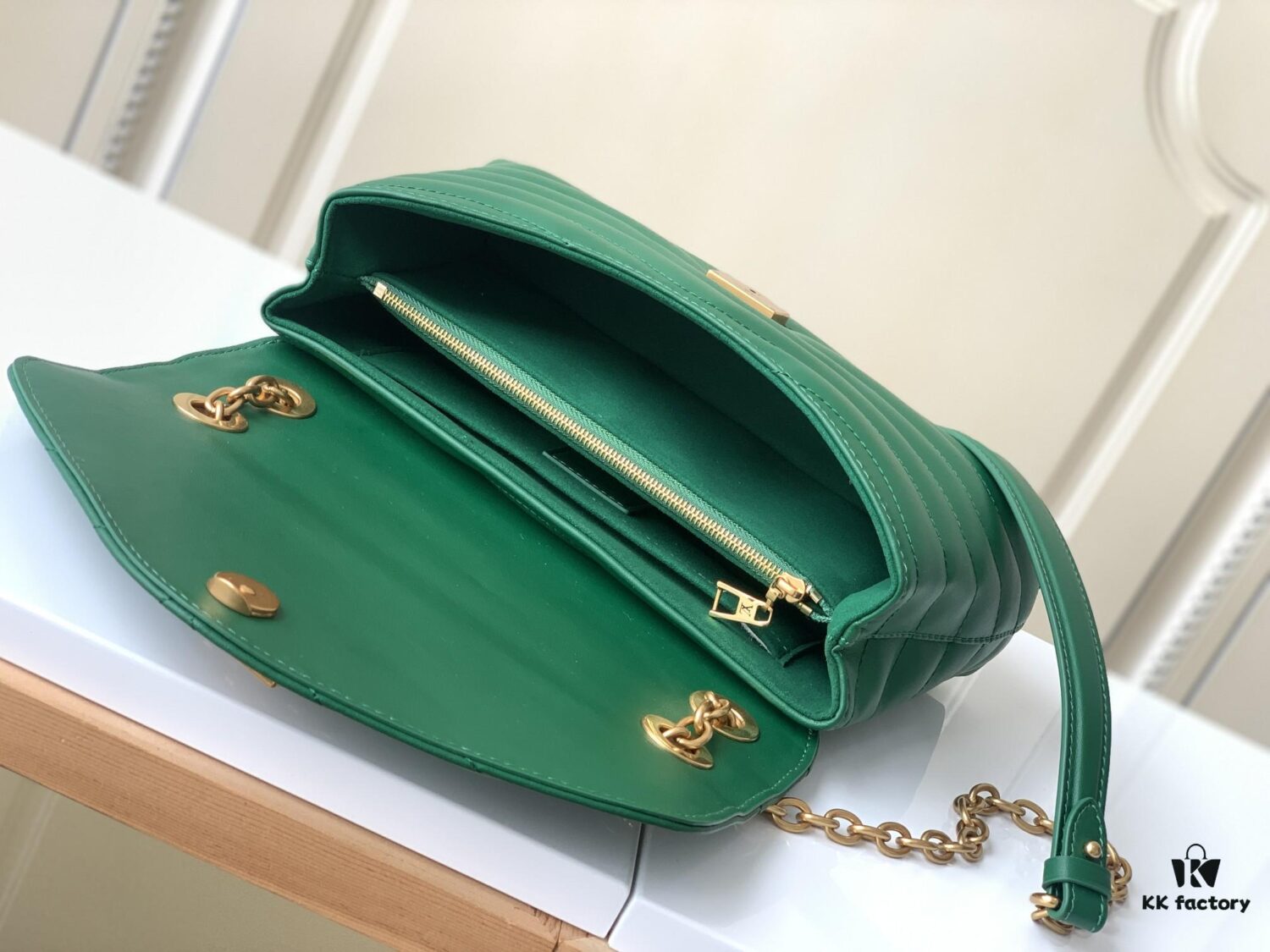 693088296e68136f4d9a88a5 LV NEW WAVE Chain Bag V-Quilting Handbag M58664 Green 58552 Black 58552 Apricot Yellow 58549 White 58550 Coffee 58664 Green 58553 Rose Red