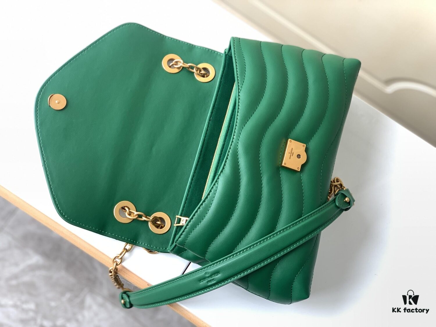 693088296e68136f4d9a88a6 LV NEW WAVE Chain Bag V-Quilting Handbag M58664 Green 58552 Black 58552 Apricot Yellow 58549 White 58550 Coffee 58664 Green 58553 Rose Red