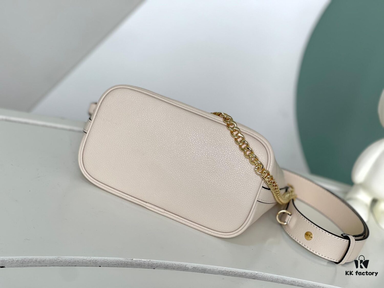 693088296e68136f4d9a88a7 Haivan Official Solo Real Shot Full Leather Bucket Bag Chain Bag Series Lock and Walk Handbag M24006 Black M24638 White M24165 Brown