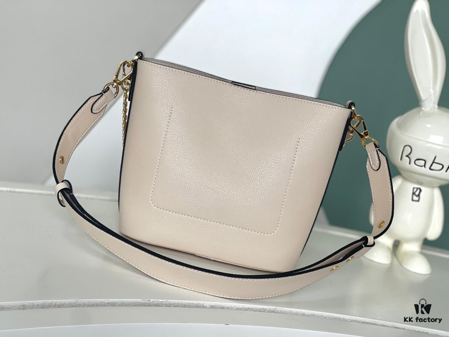 693088296e68136f4d9a88a8 Haivan Official Solo Real Shot Full Leather Bucket Bag Chain Bag Series Lock and Walk Handbag M24006 Black M24638 White M24165 Brown