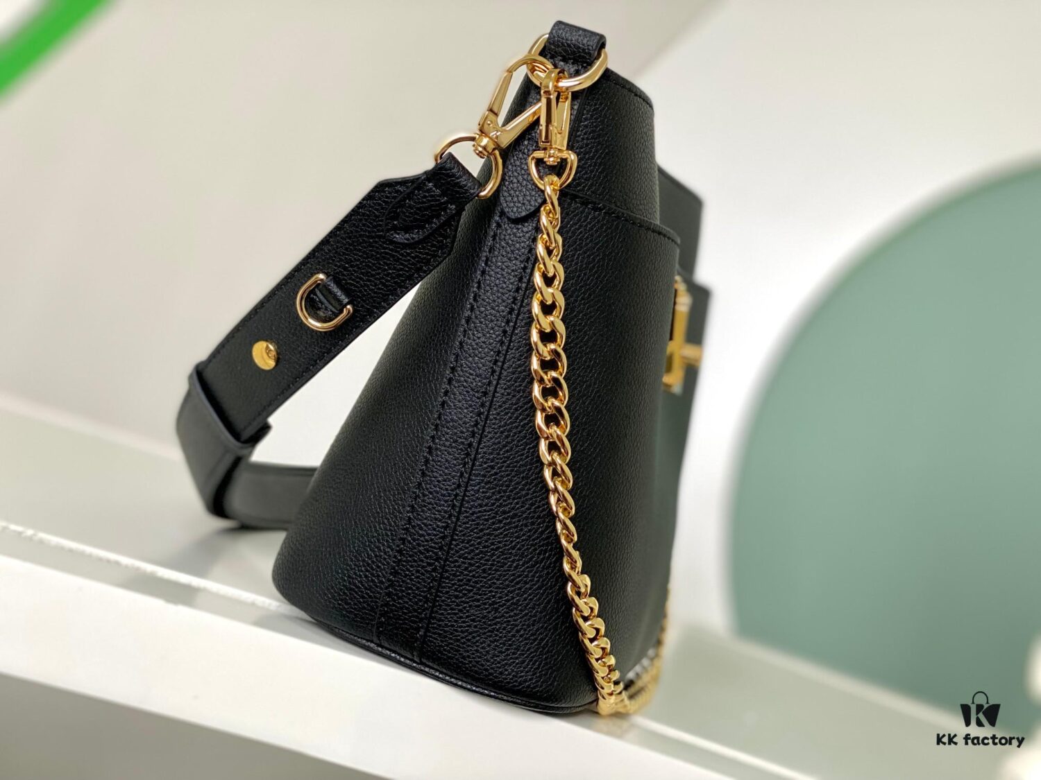 6930882f6e68136f4d9a88b1 Lock and Walk Bucket Bag in Smooth Full-Grain Calfskin – M24006 Black, M24638 White, M24165 Brown
