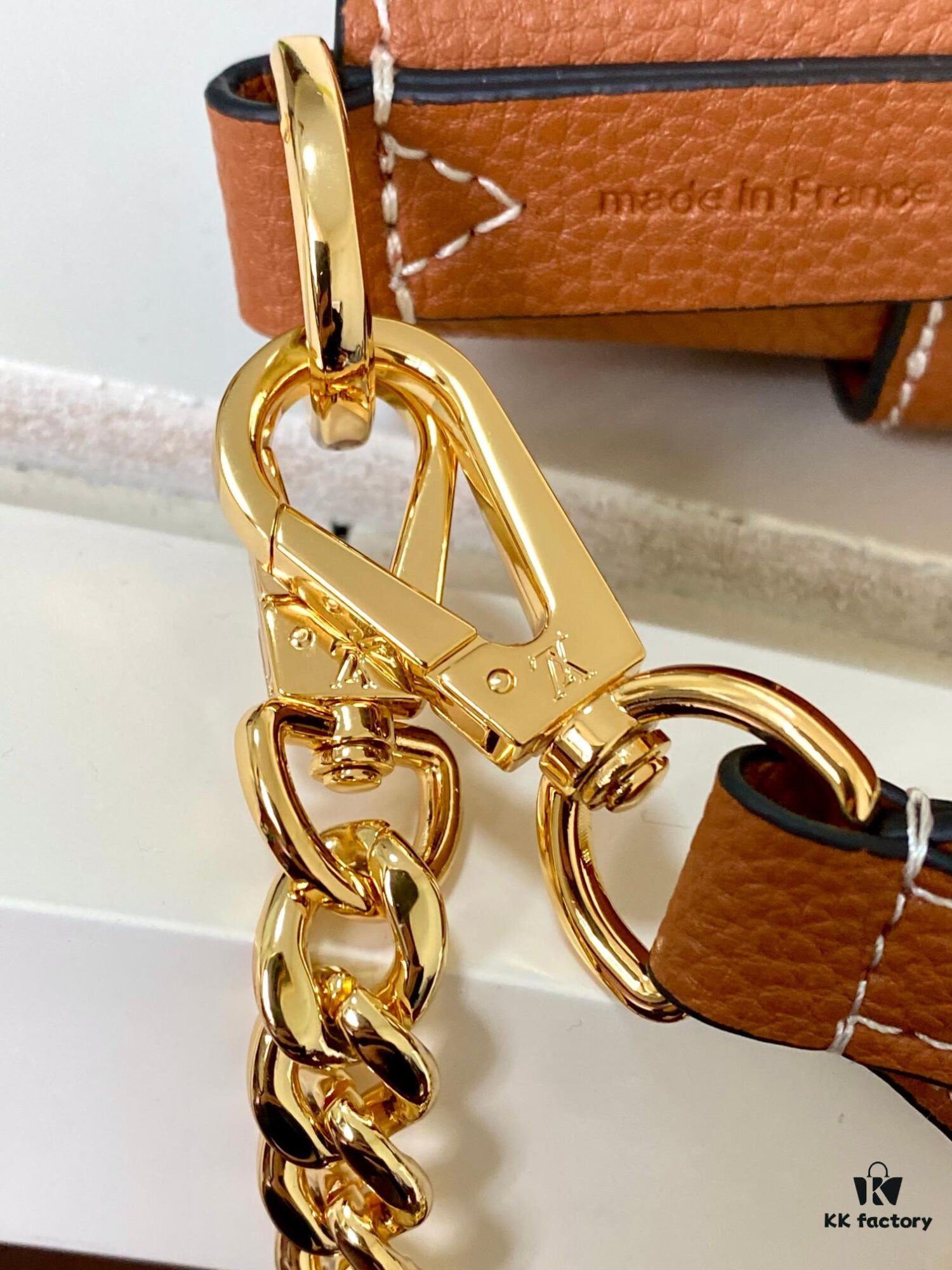 693088376e68136f4d9a88c1 Haiyuan Export Genuine Leather Bucket Bag Chain Bag Series Lock and Walk Handbag M24006 Black M24638 White M24165 Brown