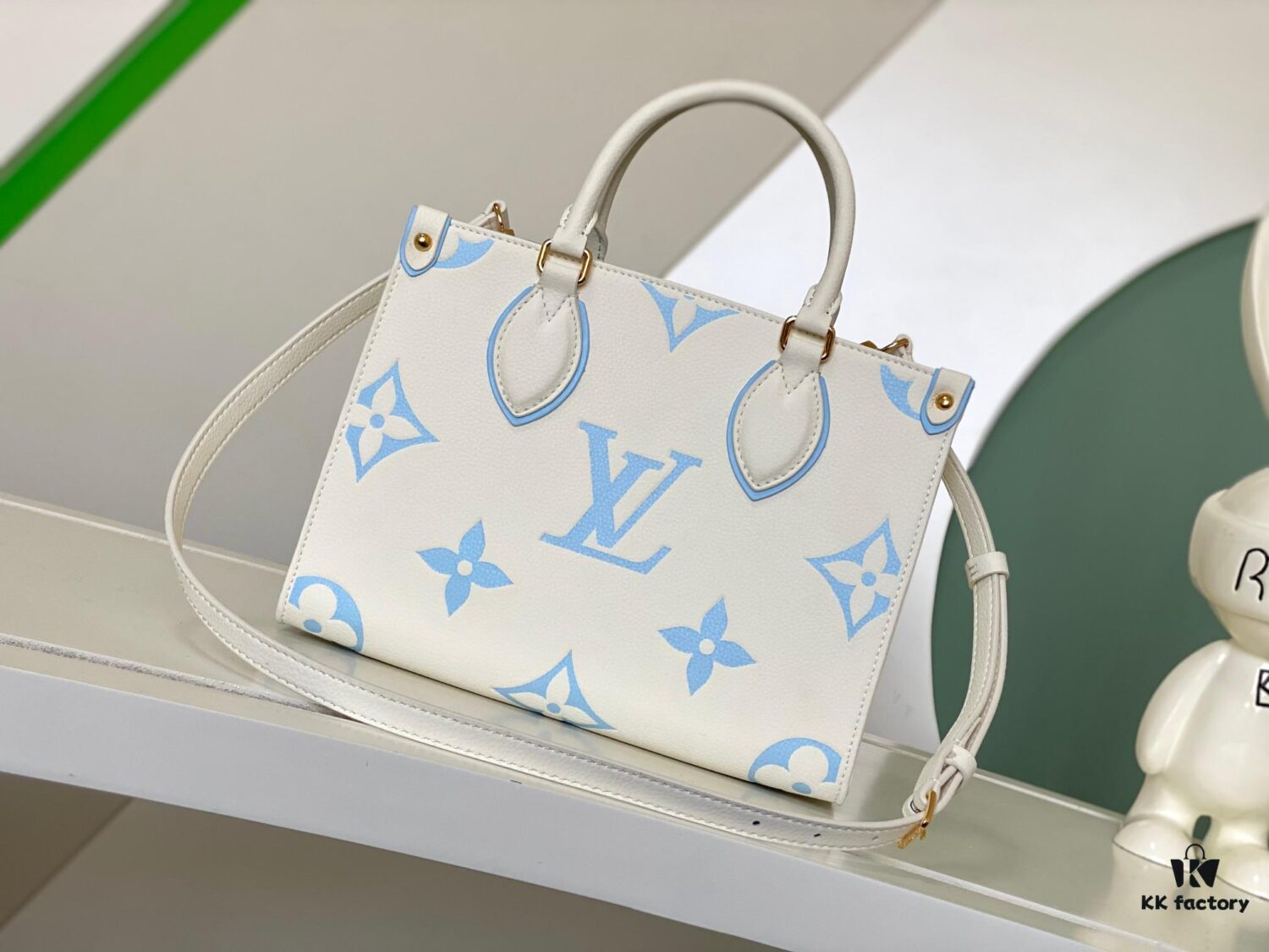 693088416e68136f4d9a88d6 M46833 White, M45653 White Embossed, M46569 OnTheGo Small Handbag in Monogram Empreinte Leather