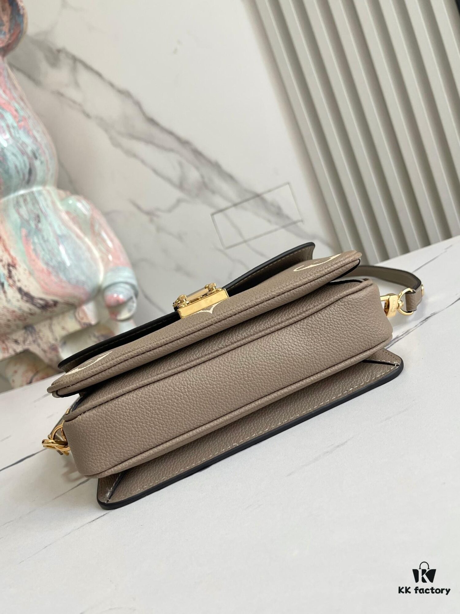 693088f76e68136f4d9a8a68 Top Quality Original Order Exclusive Real Shot M23081 Beige Screen Printed Full Leather Messenger Bag Series Small East West Métis Handbag