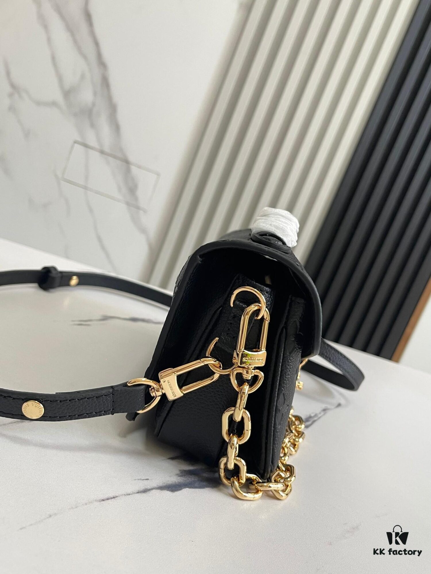 693088fb6e68136f4d9a8a6e Top-Quality Original Order Exclusive Real Photo M46595 Black Full Leather Messenger Bag Series Small East West Métis Handbag