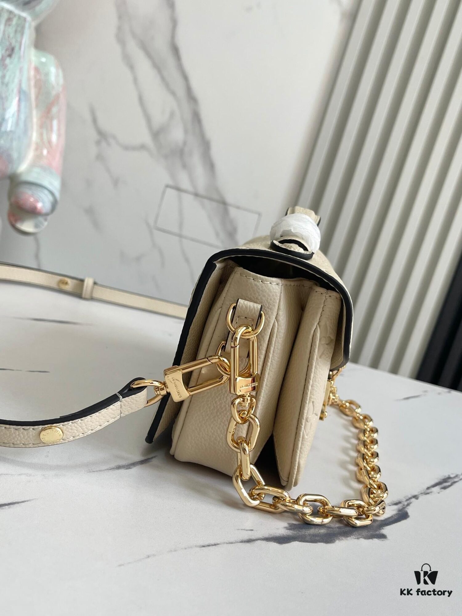 693089026e68136f4d9a8a77 Top Quality Original Order Exclusive Real Shot M22942 Beige Full Leather Messenger Bag Series Small East West Métis Handbag
